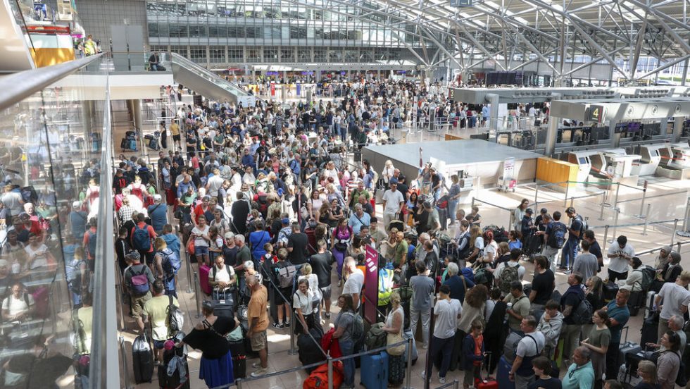 Συνωστισμό στις αναχωρήσεις του αεροδρομίου Φιουμιτσίνο της Ρώμης προκάλεσαν οι καθυστερήσεις και οι ακυρώσεις πτήσεων εξαιτίας της παγκόσμιας διακοπής στο διαδίκτυο